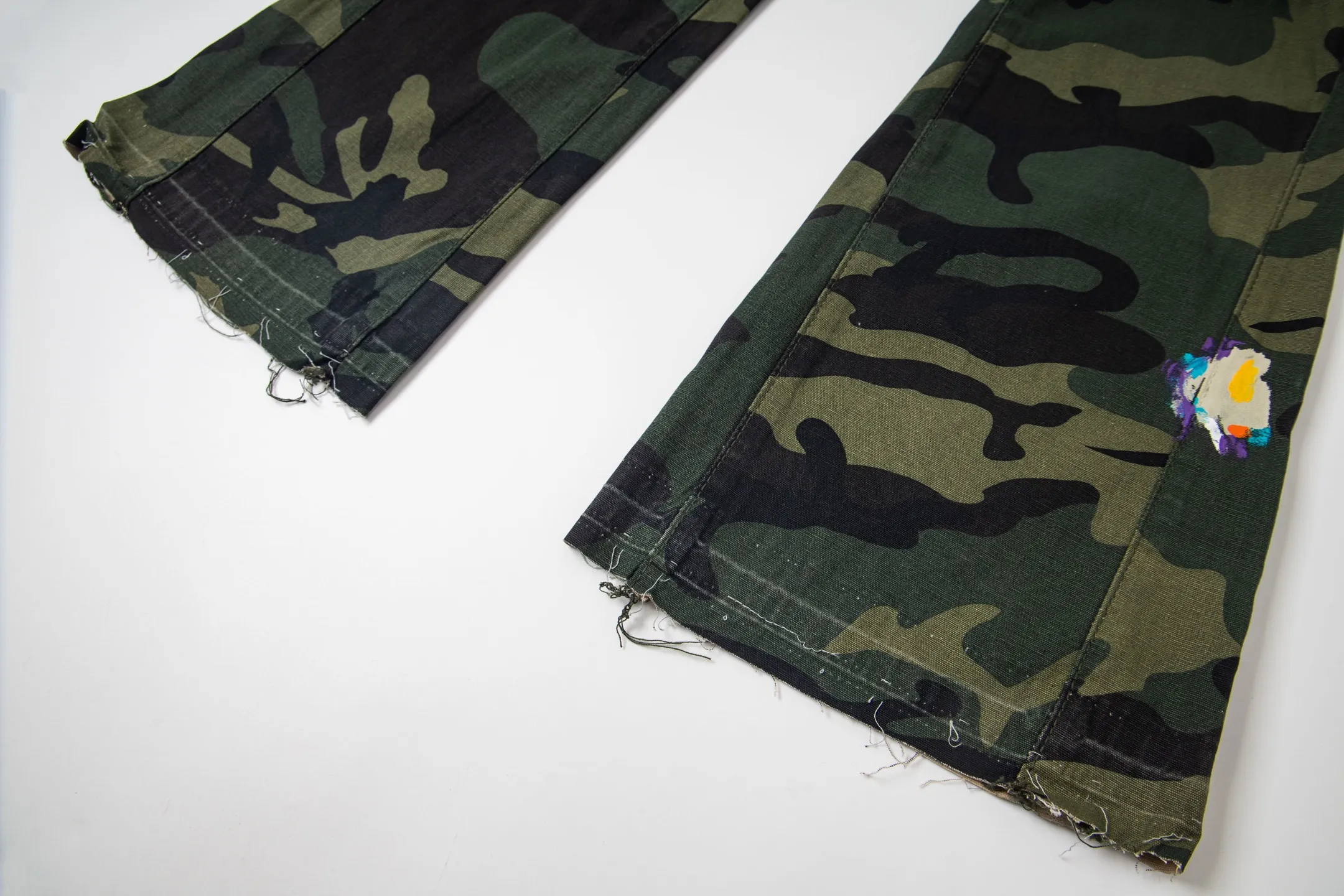 P250 Chrome Hearts Gallery 2025 new camouflage stitching multi-pocket couple bootcut jeans are a hot trend this season and are sought after by countless celebrities and fashionistas. The neat details of the cutting process add color to the playful fashion! The neat and meticulous design, and the well-fitting structure is unique. The upper body not only has outstanding recognition, but also looks younger and younger. A style with the ultimate wearing meaning and performance, gorgeous color matching, and the craftsmanship of this style is also extremely extraordinary. After the finished product is washed, it is disassembled and hand-made with sheepskin cross leather and then spliced ​​together to complete. The whole piece has too many craftsmanship to describe. It is decorated with patchwork cross flowers and high-waisted washed jeans! ! Absolutely high-end luxury product, a god-level single product, a super popular product, made by top heavy industry, a magic weapon that cannot be missed to hit the streets. Style number: 1846 Size: 28 30 32 34 36 Color: camouflage